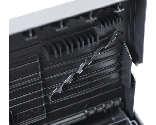 Innenansicht eines Werkzeugkoffers mit Fächern und Halterungen zur Aufbewahrung von Werkzeugen und Zubehör.