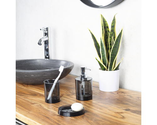 Nature morte de salle de bains avec lavabo, distributeur de savon, porte-savon, gobelet à brosse à dents, brosse à dents et plante d''intérieur