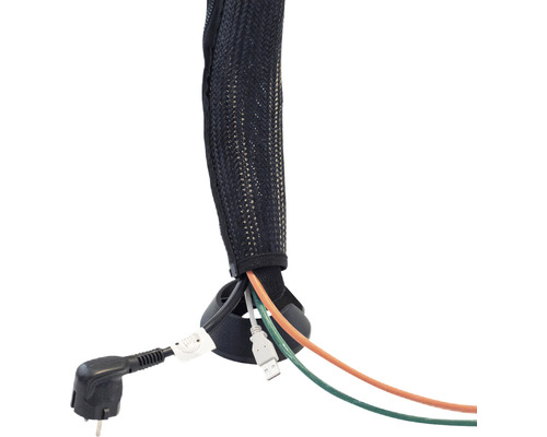 Kabelschlauch mit Stecker und Kabeln