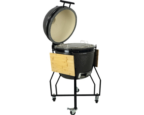 Grill en céramique avec couvercle ouvert, grille et étagères latérales en bambou