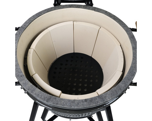 Intérieur du barbecue en céramique avec pierre de diffusion divisée et grille de cuisson