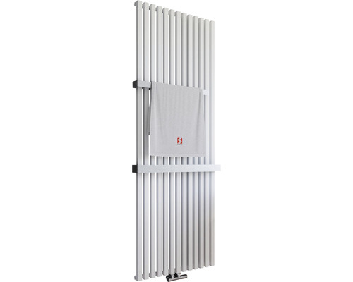 Weißer Badheizkörper mit Handtuch und Handtuchhalter