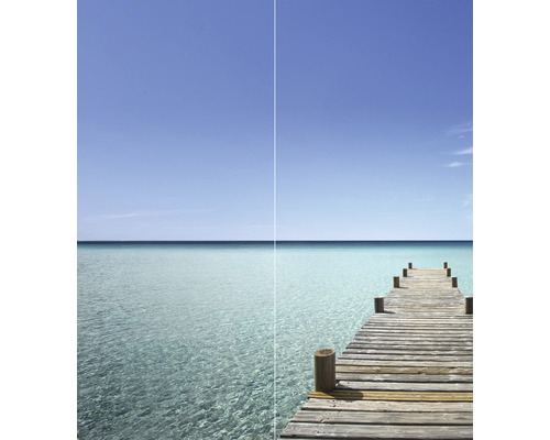 Bildschirmansicht vor und nach der Installation einer Sichtschutzfolie auf einer Glasscheibe mit Blick auf einen Holzsteg an einem klaren Gewässer