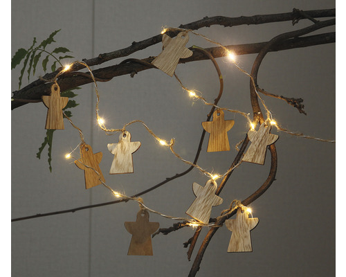 Guirlande lumineuse avec pendentifs en bois en forme d''ange sur une branche