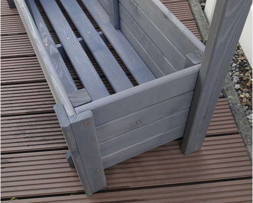 Detailansicht eines grauen Pflanzkastens aus Holz