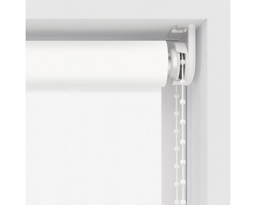 Store enrouleur avec chaînette à la fenêtre