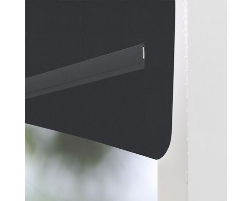 Vue détaillée d''un store enrouleur noir sur une fenêtre