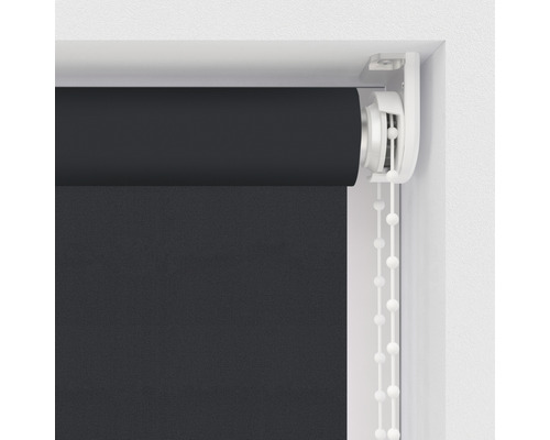 Store enrouleur noir avec chaînette à la fenêtre