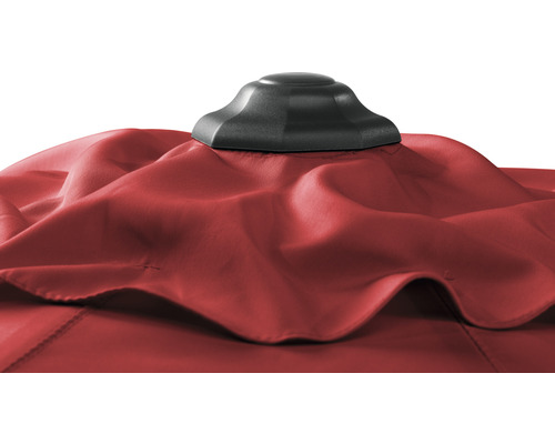 Vue détaillée d''un parasol avec pointe noire et housse rouge