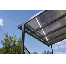 Detailansicht eines Carports mit transparenter Überdachung und stabilem Rahmen