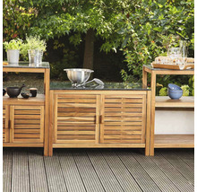 Scène de jardin avec cuisine extérieure en bois avec plan de travail et espace de rangement