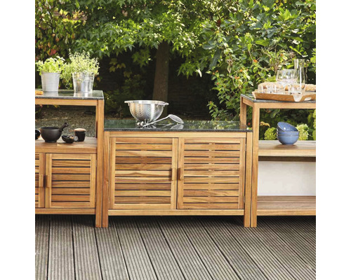 Scène de jardin avec cuisine extérieure en bois avec plan de travail et espace de rangement