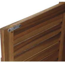 Vue détaillée d''une clôture de jardin en bois avec ferrures métalliques.