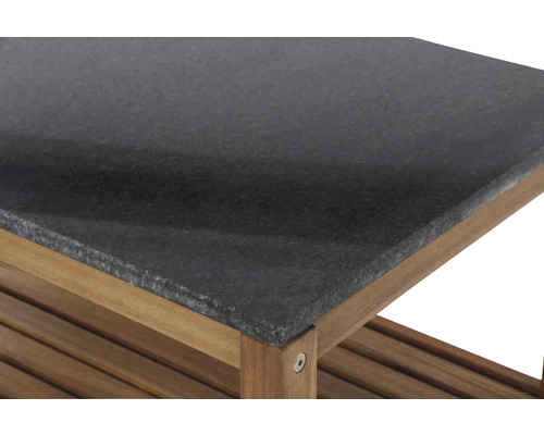 Vue détaillée d''une cuisine d''extérieur avec un plan de travail en pierre naturelle et un cadre en bois