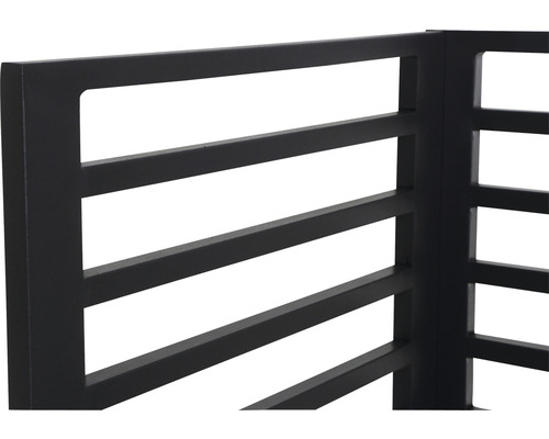 Vue détaillée d''une clôture métallique avec des montants rectangulaires