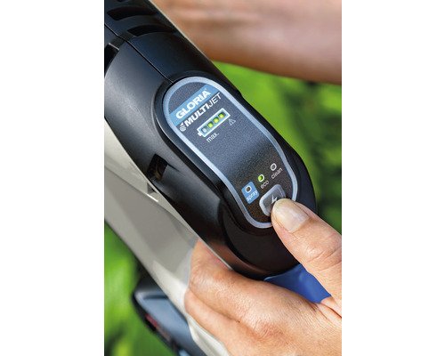 Nahaufnahme einer Gloria MultiJet Akku-Reinigungsbürste mit Batteriestandsanzeige und Bedienfeld