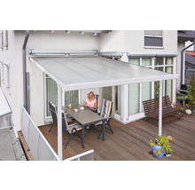 Terrasse mit Überdachung, Tisch und Stühlen auf einem Holzboden