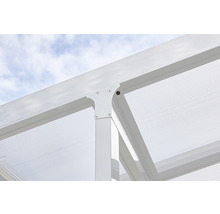 Detailansicht eines Terrassendachs mit Metallrahmen und klarer Bedachung