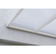 Detailansicht einer Terrassenüberdachung mit Polycarbonatplatten