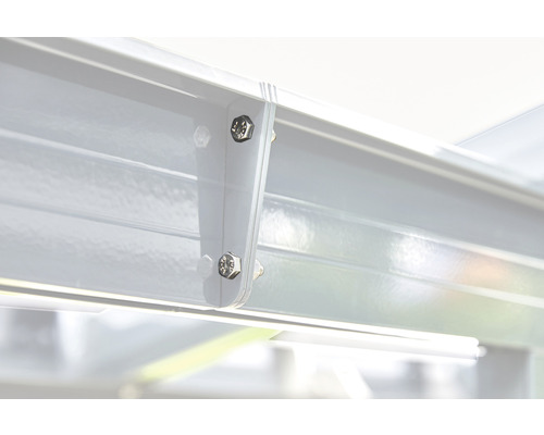 Detailaufnahme einer Metallkonstruktion, die mit Schrauben befestigt ist.