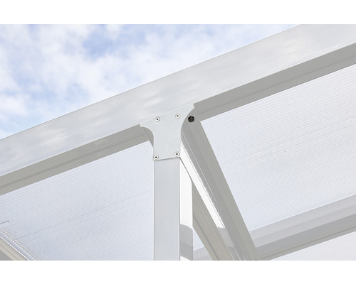 Detailansicht einer Terrassenüberdachung mit Aluminiumkonstruktion und durchsichtigem Dach