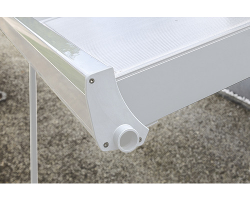 Detailansicht einer Terrassenüberdachung mit Entwässerung