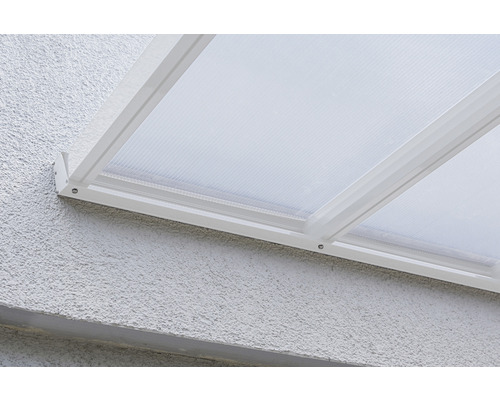 Nahaufnahme einer Terrassenüberdachung mit transparenten Paneelen und Rahmenstruktur an einer Gebäudewand