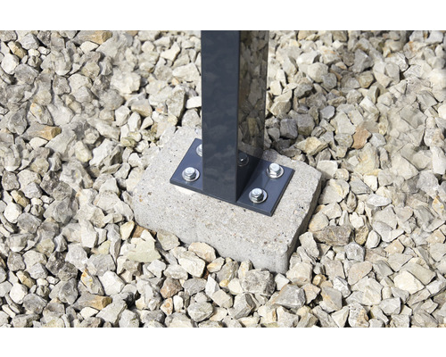 Fixation de poteau avec vis sur fondation en béton