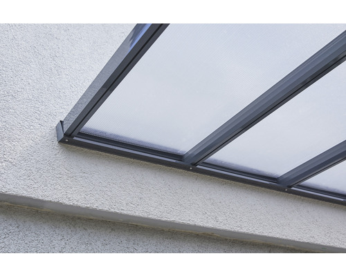 Gros plan d''un toit de terrasse en polycarbonate monté sur un mur