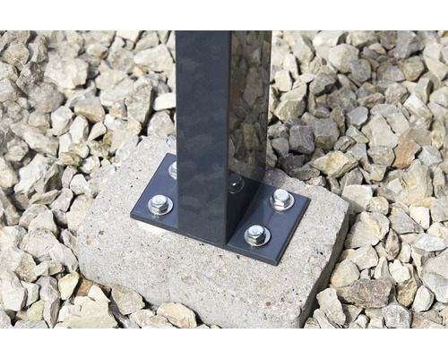 Pfostenfuß mit Schrauben auf Betonfundament