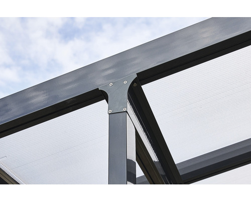 Detailansicht einer Terrassenüberdachung mit Metallrahmen und durchsichtigem Dach