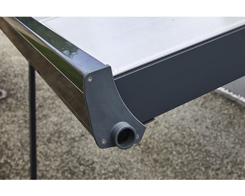 Detailansicht einer Terrassenüberdachung mit Entwässerungssystem