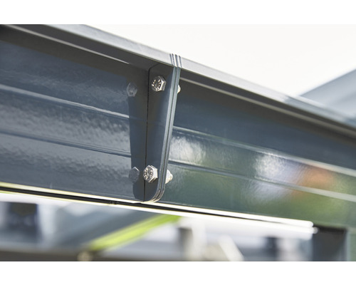 Detailansicht einer Metallkonstruktion mit Schrauben