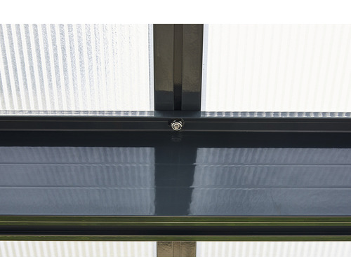 Detailansicht eines Carports mit transparentem Dach und Rahmen