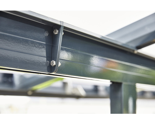 Detailaufnahme einer Metallkonstruktion, verschraubt mit Bolzen