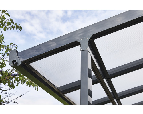 Vue détaillée d''un carport avec toit transparent et cadre métallique