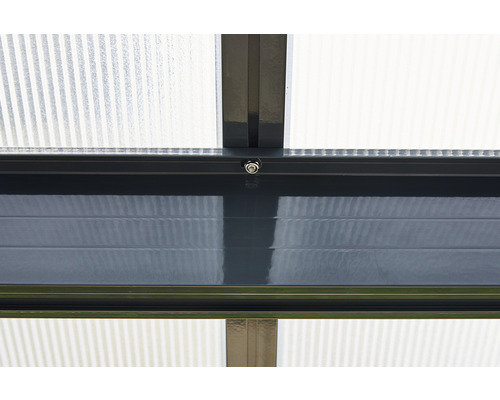 Detailansicht einer Terrassenüberdachung mit transparenten und undurchsichtigen Elementen