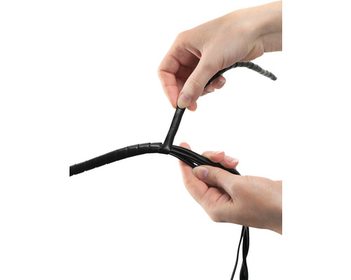 Hände, die einen schwarzen Kabelschlauch anbringen