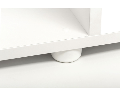 Gros plan sur un pied de meuble blanc sous un meuble blanc.