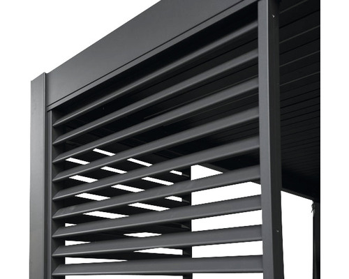 Detailansicht einer Terrassenüberdachung mit Lamellenwand