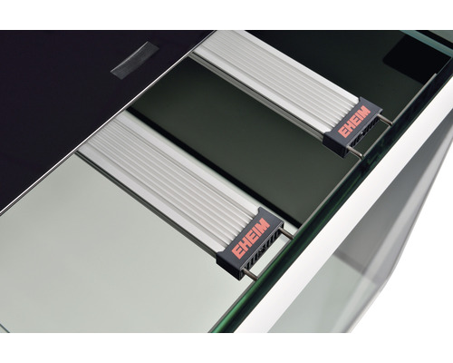 Detailansicht vun engem Aquarium mat Eheim Beliichtung