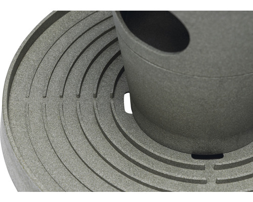 Detailaufnahme eines runden Pflanzgefäßuntersatzes mit Rillen