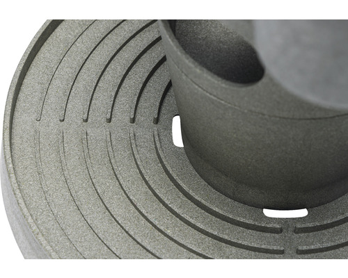 Gros plan d''un bac à plantes rond avec des rainures de drainage