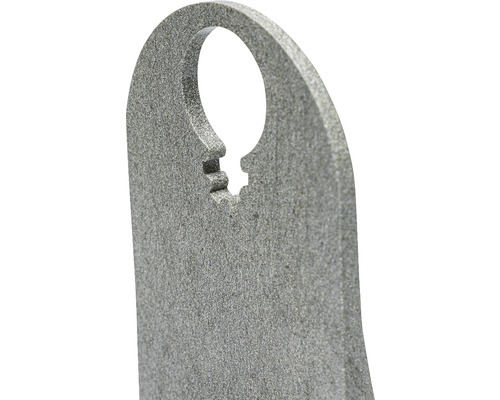 Vue détaillée d''un crochet de suspension métallique avec trou de serrure
