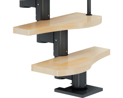 Detailaufnahme einer Wendeltreppe mit Holzstufen und Metallgeländer