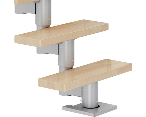 Gros plan d''un escalier gain de place avec marches en bois et garde-corps en métal.