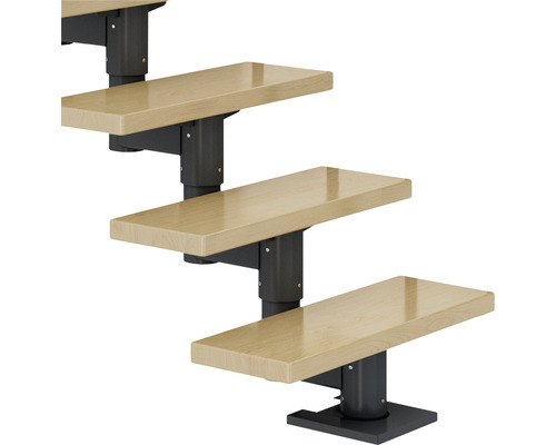 Gros plan d''un escalier gain de place avec marches en bois et structure métallique.