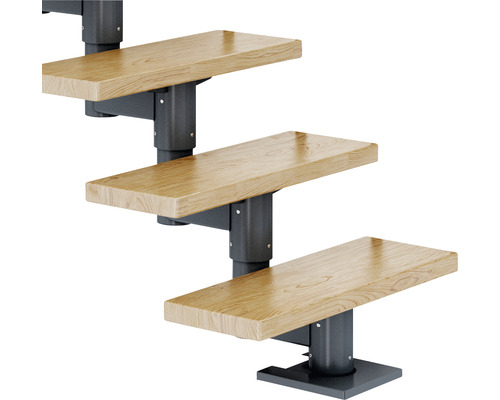 Vue détaillée de marches d''escalier en bois avec support métallique