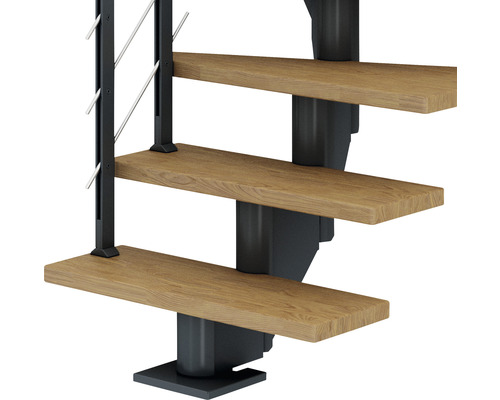 Vue détaillée d''un escalier en colimaçon avec marches en bois et garde-corps en métal