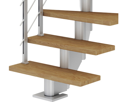 Gros plan d''un escalier en colimaçon avec marches en bois et garde-corps argenté